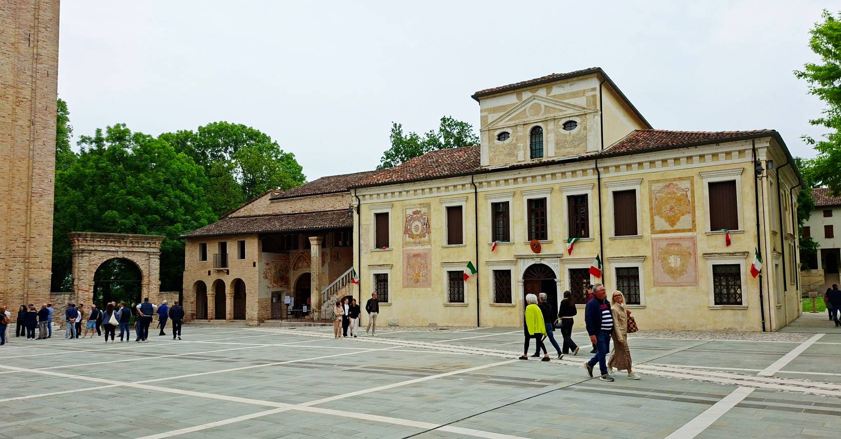 Аббатство Santa Maria in Sylvis, вид с площади