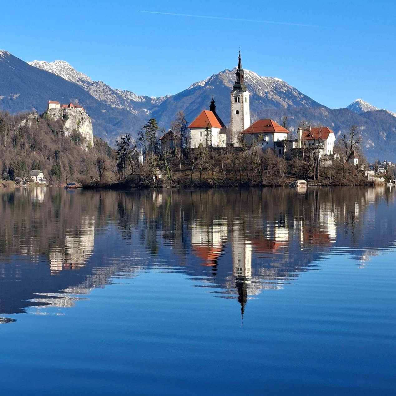 Вид на остров с церковью на озере Блед